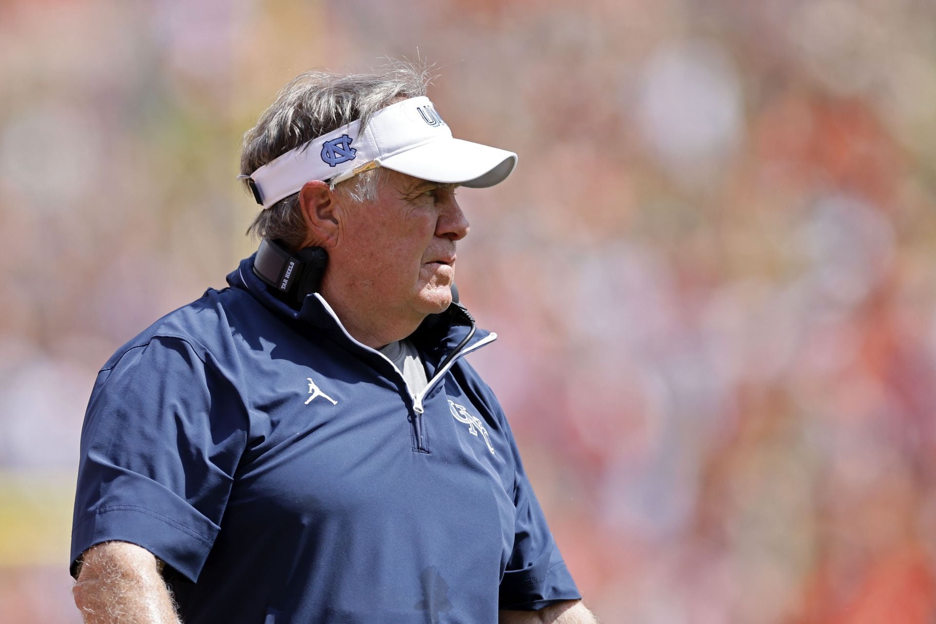 “Interview with Bill Belichick is like chewing on concrete”: NFL fans react to UNC HC’s “miserable” sideline conversation with ESPN reporter