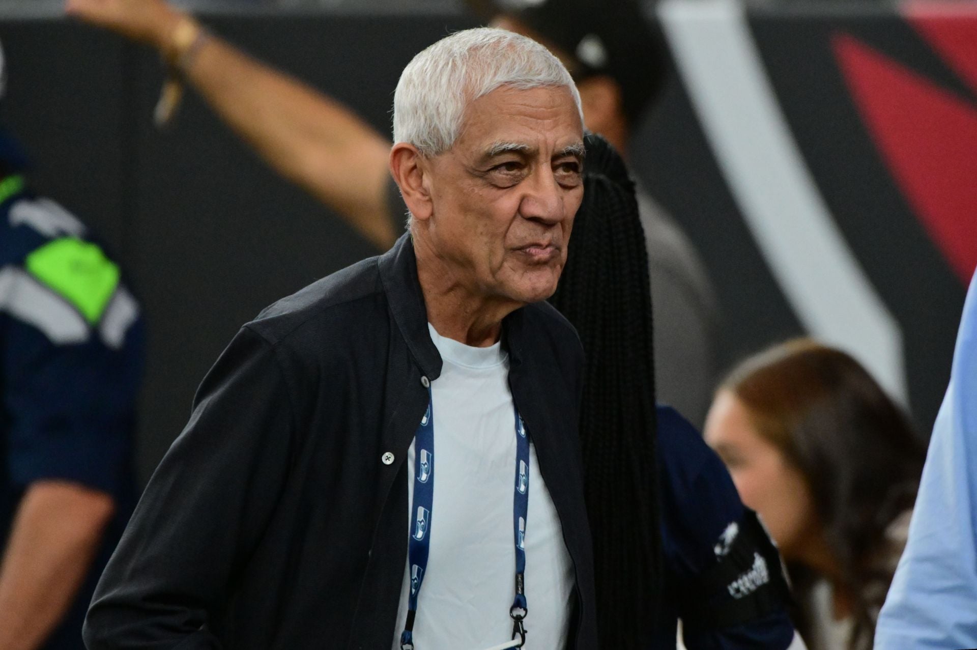 “First non-US located franchise?” “Money can’t buy sense”: NFL fans rip new Seahawks owner Vinod Khosla for refusing to rule out relocation