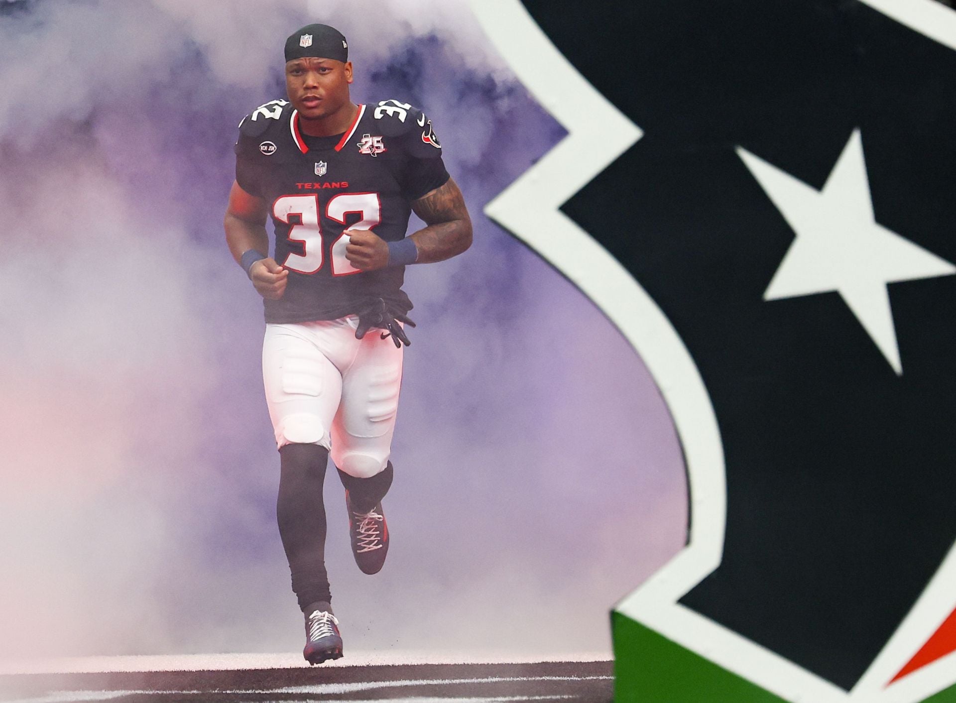 "Can we pull the plug on the David Montgomery experience?": NFL fans rip Texans RB as he exits with groin injury after struggling vs Titans