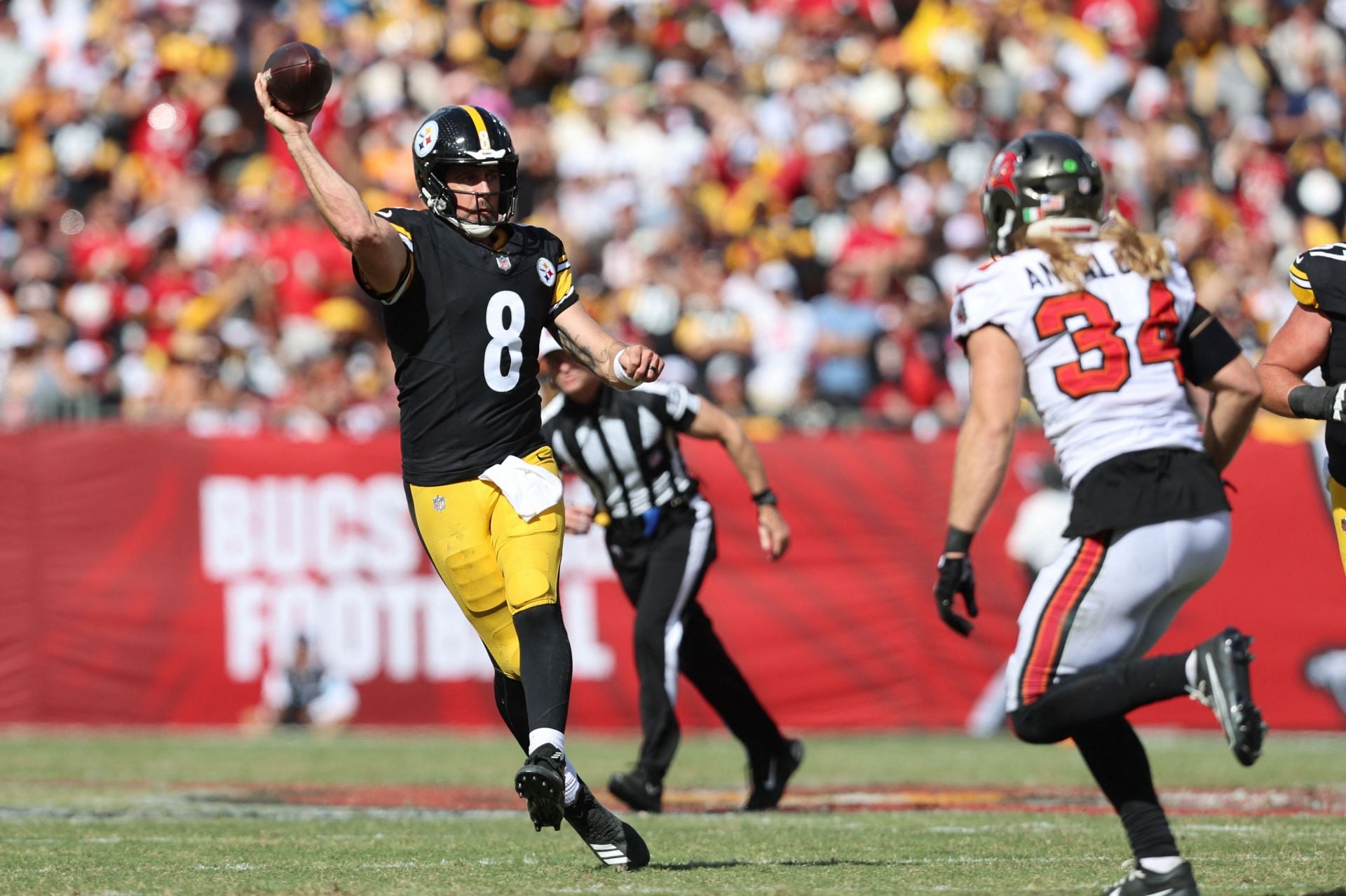 "Dude cries about everything," "Such a drama queen": NFL fans react as Aaron Rodgers slams Raymond James Stadium in Tampa Bay after Steelers win