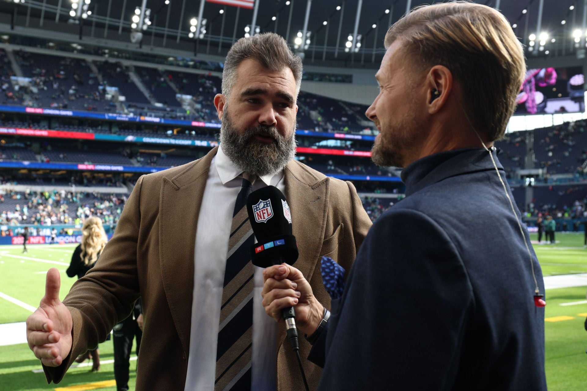"He's moaning 'oh gosh'": NFL podcaster rips Jason Kelce for openly rooting for Eagles while calling the game