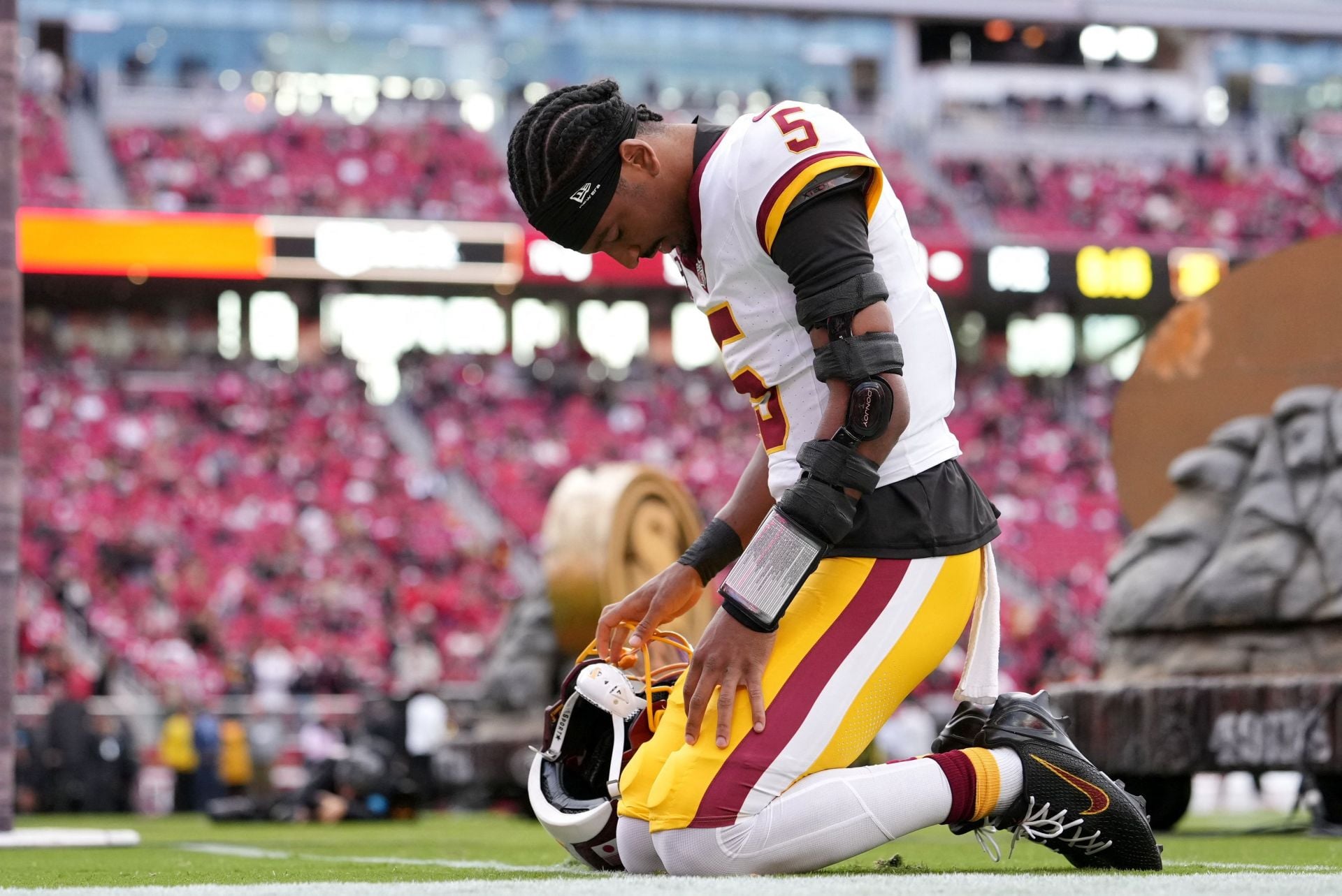 "Dude has IQ of a rock," "He's actually so dumb": NFL fans rip "braindead" Jayden Daniels for throwing away the ball on 4th down and smiling about it