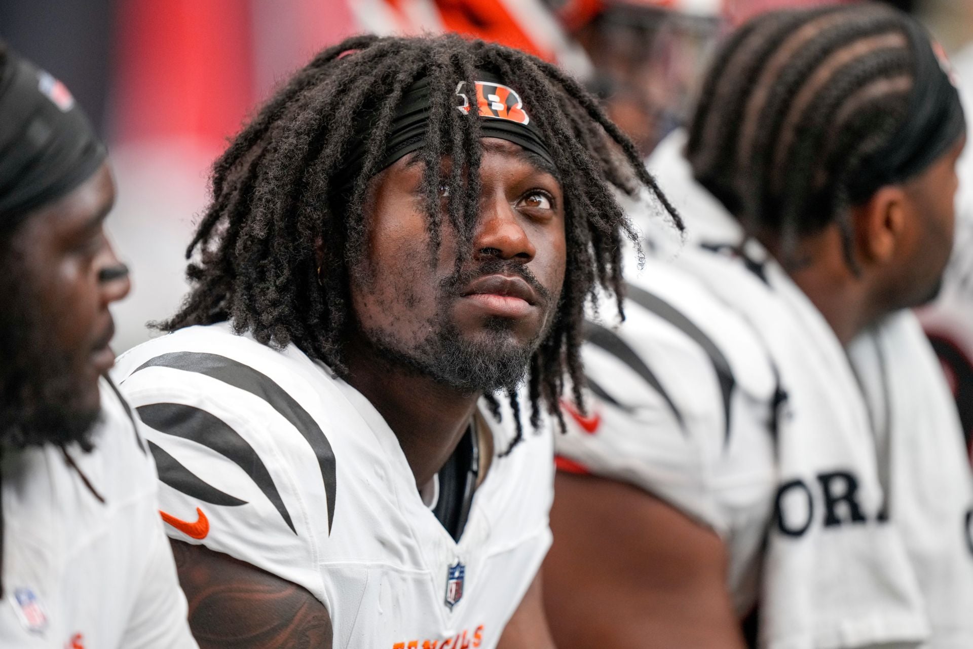 "Good thing he held out!" "Trade him": NFL fans outraged as DE Shemar Stewart marked healthy scratch for Bengals vs. Ravens clash