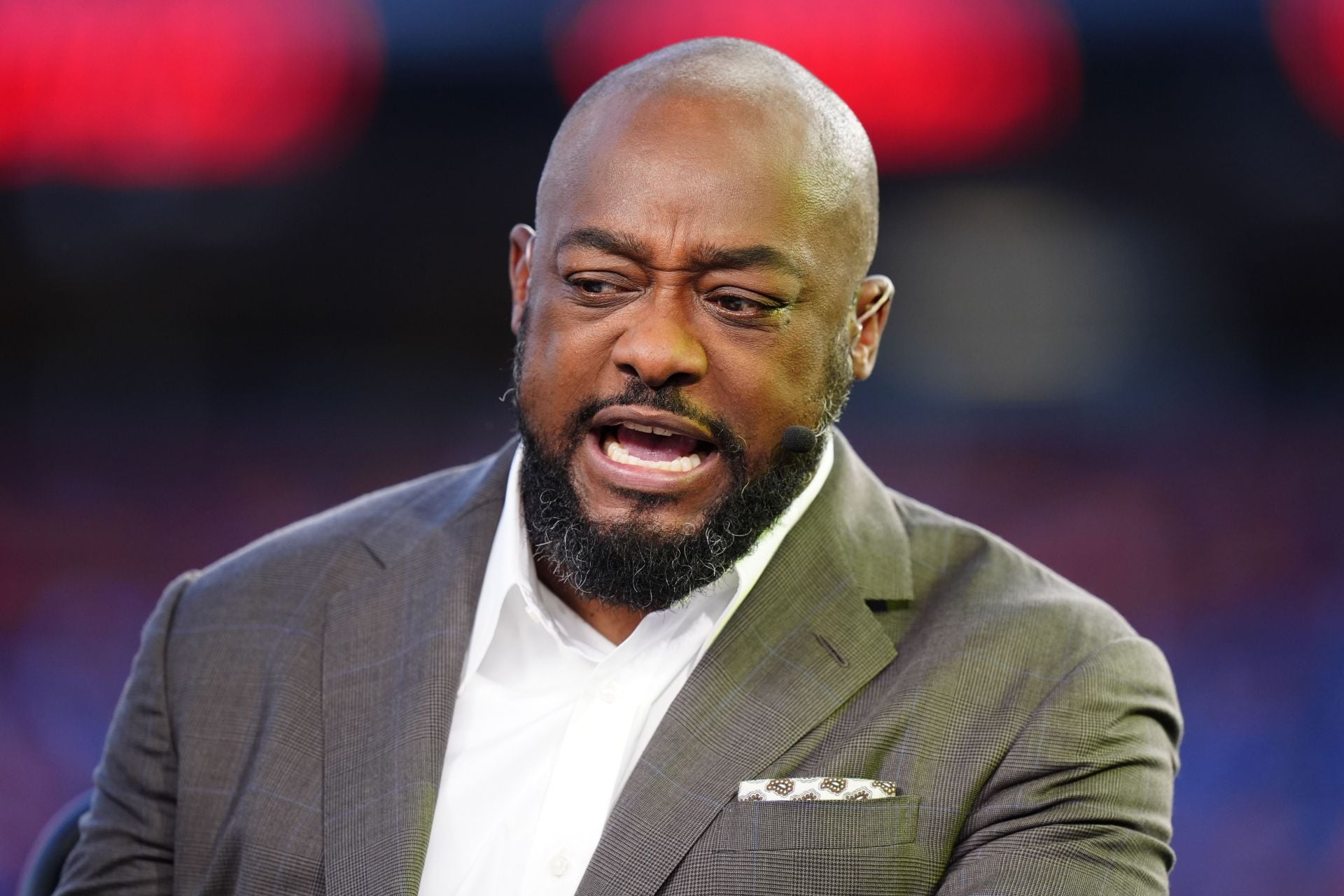 "He gotta fire his stylist," "Each week it gets worse": NFL fans react to Mike Tomlin's outfit during SNF broadcast