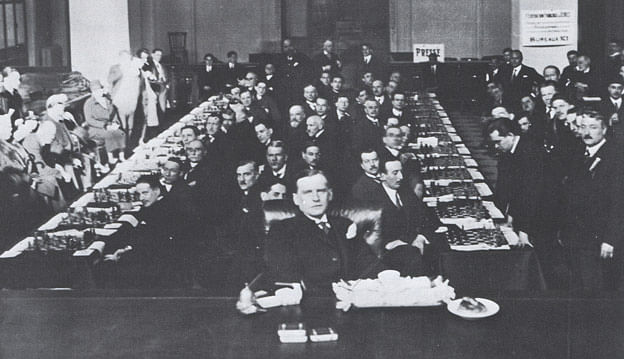 Alexander Alekhine (1892&acirc;€“1946) playing blindfold against 28 opponents in Paris in 1925, thus setting a new world record and surpassing the world record of 26 opponents he had set the year before.