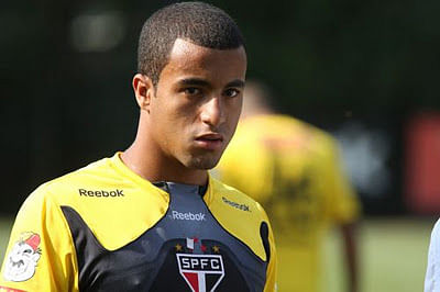 Lucas Moura leaves Marseille defenders for dead!!
