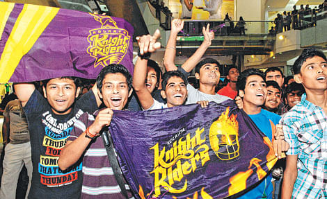 Fans welcome KKR players to Kolkata