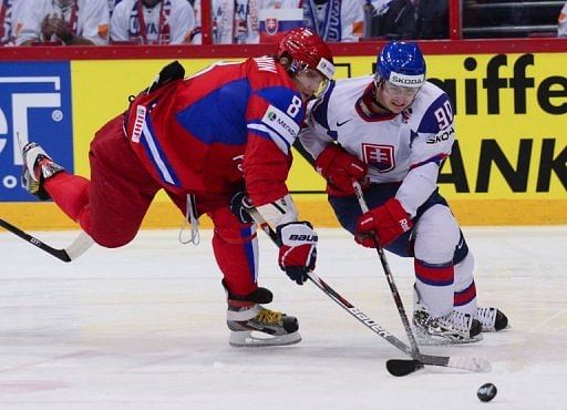 Slovakia&#039;s Tomas Tatar (L) fights for the puck with Russia&#039;s Alexander Ovechkin