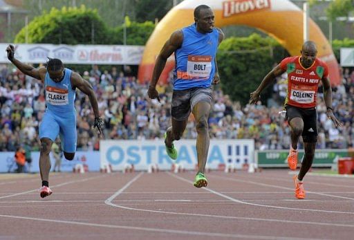 Jamaica sprinter Usain Bolt (C) wins the 100m