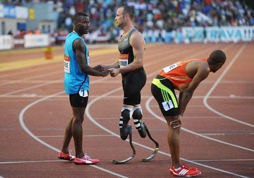 South Africa&#039;s Oscar Pistorius (C) congratulates Jamaica&#039;s Steele Edino (L) after their men&#039;s 400m race