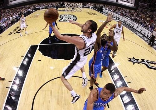 Manu Ginobili (L) scored 26 points for the San Antonio Spurs