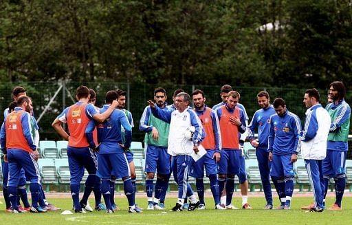 Greece coach Fernando Santos (C) talks to players during a training session in Kitzbuhel, Austria