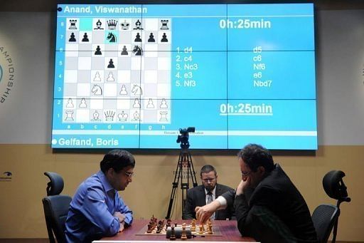 India&#039;s Vishwanathan Anand (L) plays against Israel&#039;s Boris Gelfand during the tie-break in Moscow