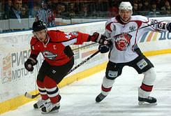 Russian hockey player dies trying to save family