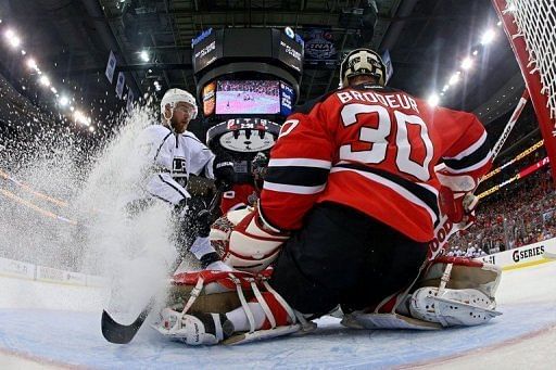 Jeff Carter (L) scored with 6:18 left in the extra session, extending the Kings&#039; road win streak to 10-0