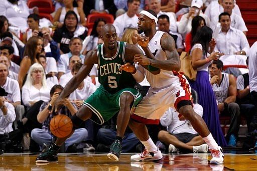 Kevin Garnett (L) scored 26 points and grabbing 11 rebounds for the Boston Celtics