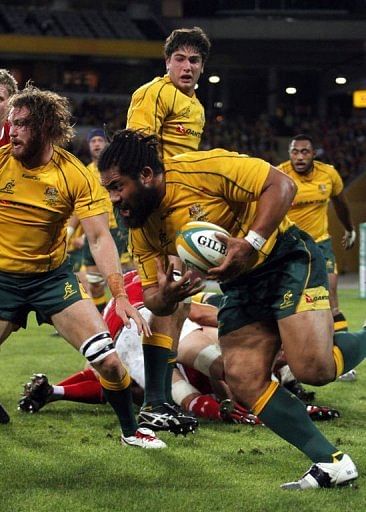 Australia&#039;s Tatfu Polota-Nau runs with the ball