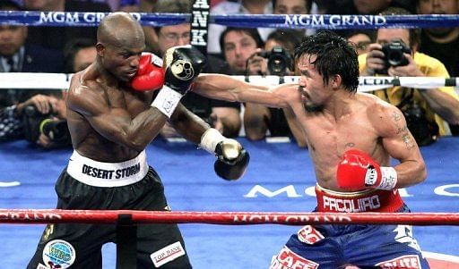 Bradley (L) was awarded the victory in a split decision triumph that ended Pacquiao&#039;s 15-fight victory streak
