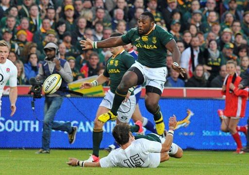 South Africa&#039;s JP Pietersen (top) jumps over England&#039;s Ben Foden