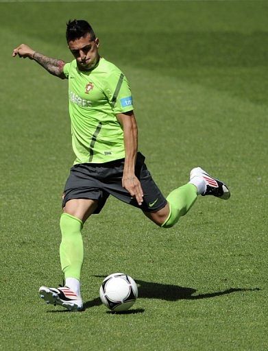 Holland cling to hope as Portugal eye last eight