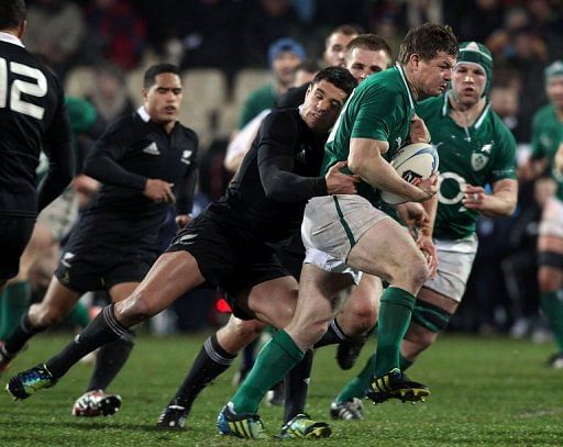 New Zealand&#039;s star pivot Dan Carter (L) potted a last-gasp drop goal for a 22-19 victory against Ireland