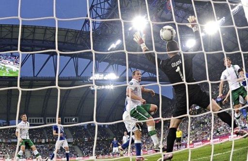 Italy beat Irish to reach Euro quarter-finals
