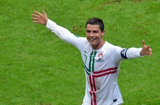 Ronaldo roadshow blitzes Czechs