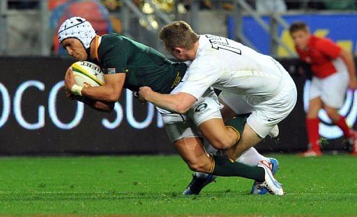 England&#039;s Alex Goode (R) tackles South Africa&#039;s Gio Aplon