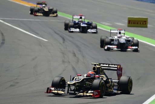 Cars race at the Valencia Street Circuit