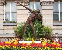 Usain Bolt's $23,500-statue points the wrong way