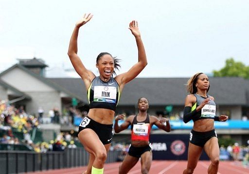 Allyson Felix (L) won the 200m dash final in 21.69 seconds