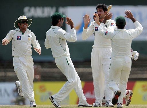 Pakistan&#039;s Junaid Khan (second right) celebrates after taking the wicket of Sri Lanka&#039;s Tharanga Paranavitana
