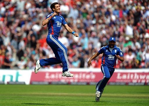 Hussey revives Australia against England