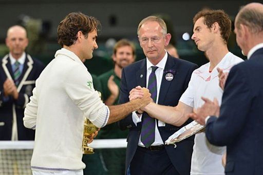 Switzerland&#039;s Roger Federer (L) shakes hands with runner-up Britain&#039;s Andy Murray