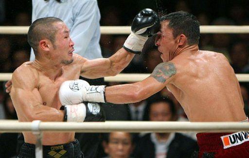 Nobuo Nashiro (left) and Mexican challenger Hugo Cazares trade blows during the WBA super flyweight title match in Osaka