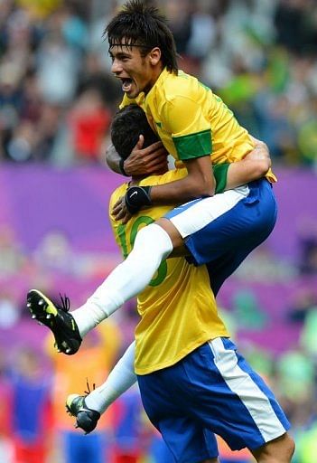 Brazil&#039;s Neymar (R) celebrates with teammate Oscar after scoring his team&#039;s second goal