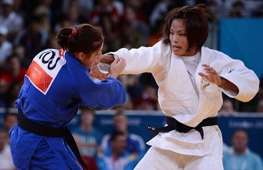 Kaori Matsumoto (white) takes on Corina Caprioriu (blue)