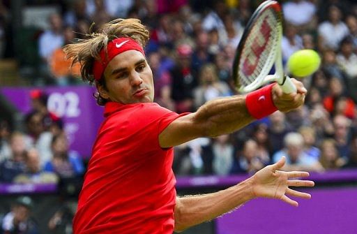 Switzerland&#039;s Roger Federer serves to France&#039;s Julien Benneteau