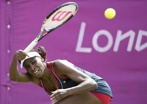 US&#039; Venus Williams returns the ball against Italy&#039;s Sara Errani