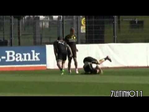 Robert Lewandowksi pranks Marco Reus
