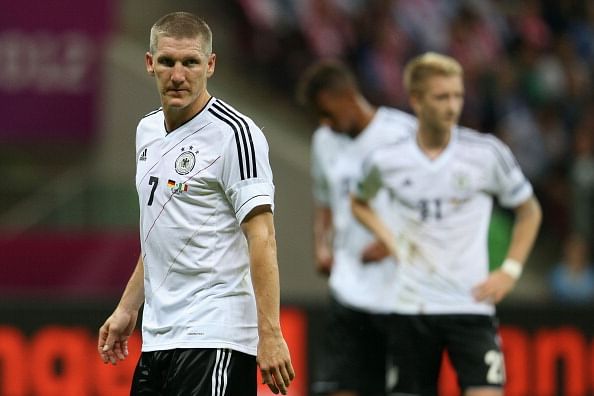 (PICTURE) Podolski revealing Germany’s World Cup jersey