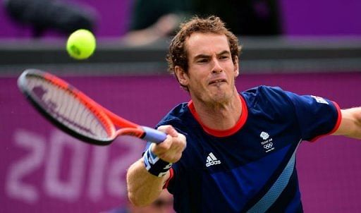 Britain&#039;s Andy Murray returns the ball to Spain&#039;s Nicolas Almagro