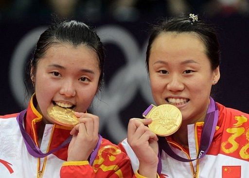 China&#039;s Tian Qing (L) and Zhao Yunlei