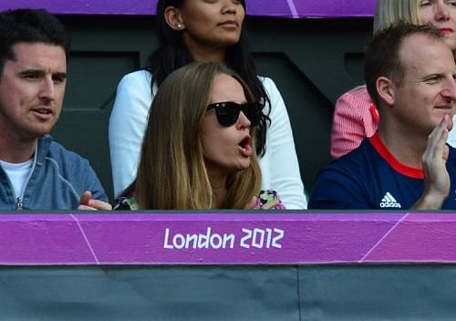 Andy Murray left the court to embrace girldfriend Kim Sears after winning the Olympic men's singles tennis title