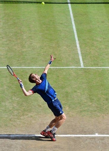 Heavy rain that lashed the All England Club relented just before the start time for the Murray-Federer match