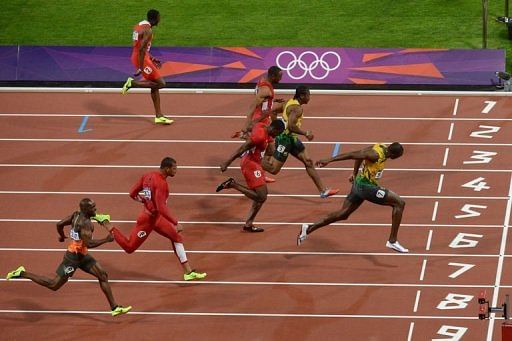 Jamaica&#039;s Usain Bolt (R) runs to win the men&#039;s 100m final