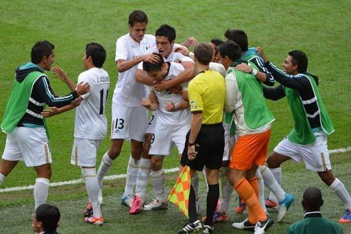 Mexico&#039;s forward Oribe Peralta (C) celebrates with teammates after scoring against Japan
