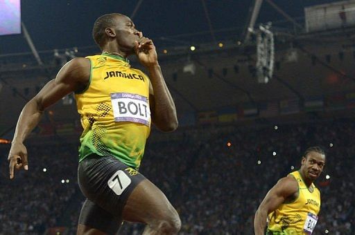 Jamaica&#039;s Usain Bolt (C) looks at Yohan Blake (R) as he crosses the finish line to win the men&#039;s 200m final