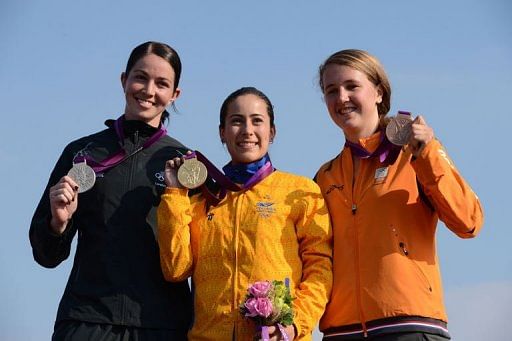 Colombia&#039;s Mariana Pajon (C) poses on the podium with New Zealand&#039;s Sarah Walker (L) and Netherlands&#039; Laura Smulders