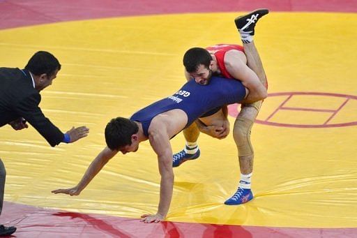 Russia&#039;s Dzhamal Otarsultanov (R) wrestles Georgia&#039;s Vladimer Khinchegashvili